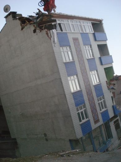 Kıraç Yatan Binanın Acil yıkımı