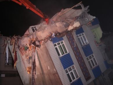 Kıraç Yatan Binanın Acil yıkımı